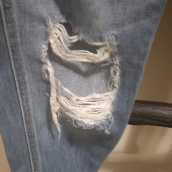 Women's Hollister Low Rise Boyfriend Distressed Jeans - Picture 13 of 16